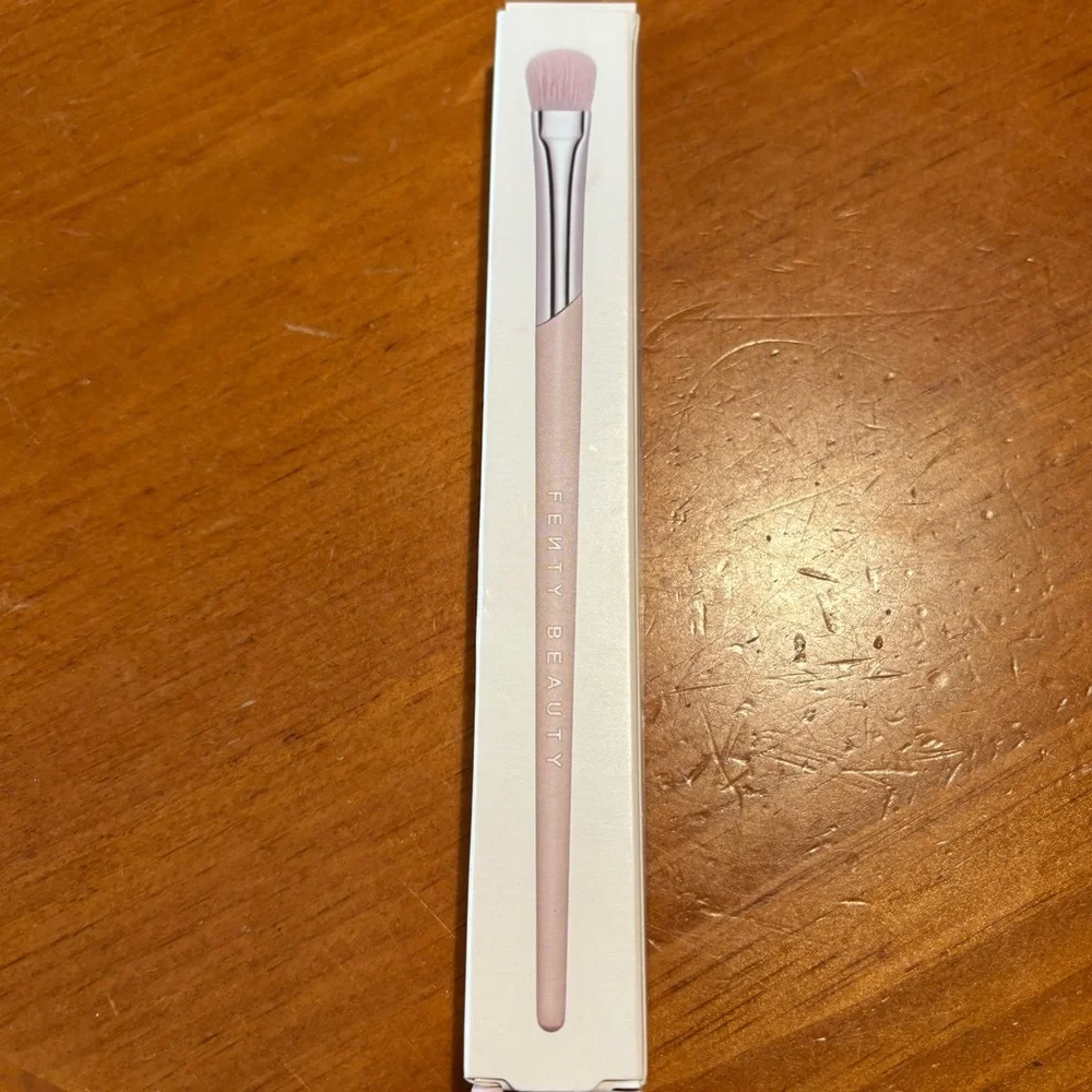 Fenty Beauty Plush Eyeshadow Brush 240